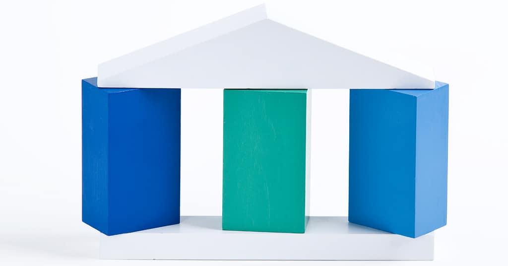 Drei aufrecht stehende Bauklötze (blau, grün, hellblau) mit weissem Bauklotz-Dach. Von: Light Impression Quelle: Adobe Stock