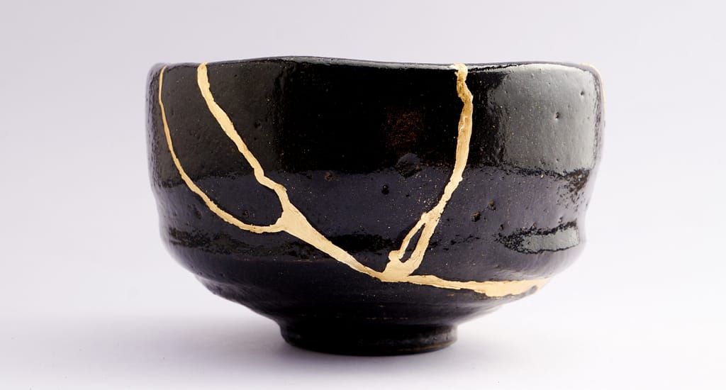 Antike japanische Raku-Kintsugi-Schale, mit Gold restauriert. 
Von: Marco Montalti
Quelle: Adobe Stock